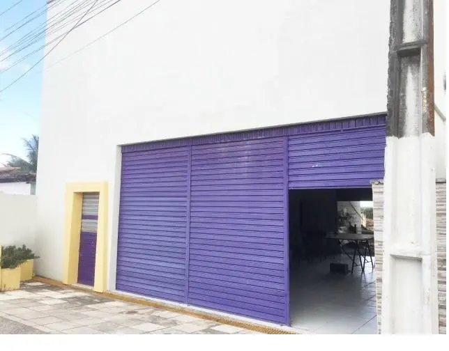 Fachada do prédio comercial — visão lateral