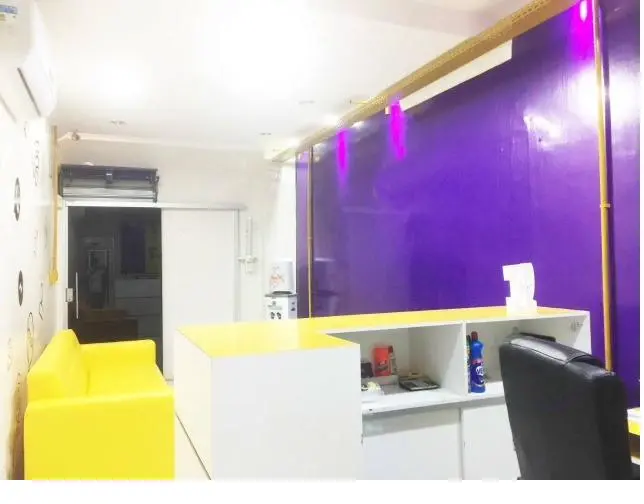 Fachada — portão roxo e entrada